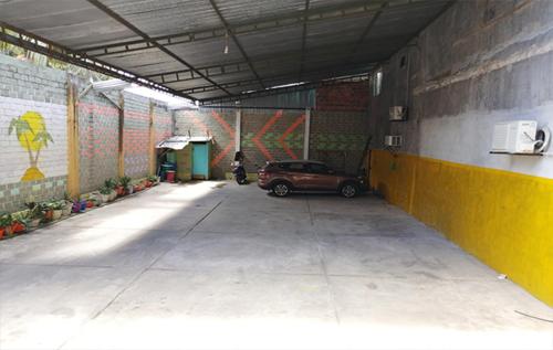 a parking garage with a car parked in it at HOSTAL AKEMI in Yurimaguas