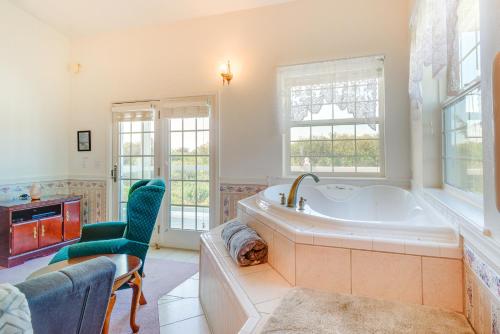 Φωτογραφία από το άλμπουμ του Ocean Shores Condo with Private Tub Less Than 1 Mi to Beach! σε Ocean Shores