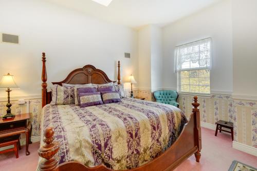 Ένα ή περισσότερα κρεβάτια σε δωμάτιο στο Ocean Shores Condo with Private Tub Less Than 1 Mi to Beach!