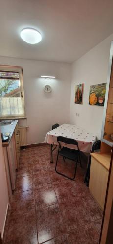 a room with a table and a table in it w obiekcie Apartma Ob Krki w mieście Straža