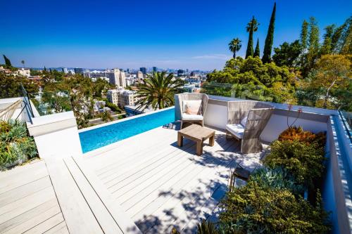 een uitzicht vanaf het dak van een huis met een zwembad bij Glencoe in Los Angeles