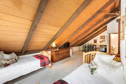 Duas camas num quarto com tectos em madeira em No Dog Fees - Dog Friendly 3BR 2BA with Loft and Mountain Views - Near Bryce Resort in Basye, VA em Basye