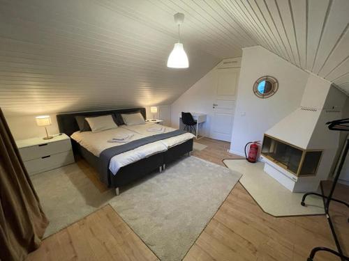 sypialnia z dużym łóżkiem na poddaszu w obiekcie Noah Longstay Liljanstorpsvägen w mieście Västerås