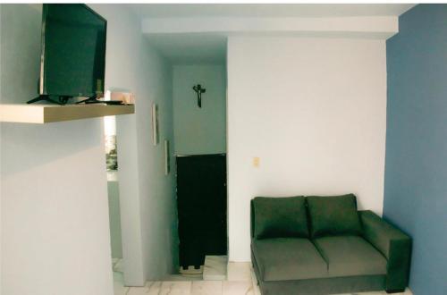 a living room with a green couch in a room at Guanajuato Centro wifi gratis totalmente privado in Guanajuato