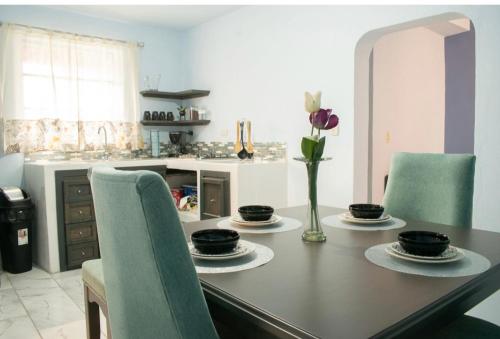 a dining room with a table and chairs and a kitchen at Guanajuato Centro wifi gratis totalmente privado in Guanajuato