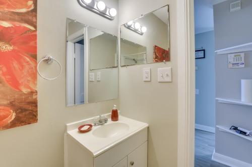 een badkamer met een wastafel en een spiegel bij Cozy Greensboro Vacation Rental with Deck and Fire Pit in Greensboro
