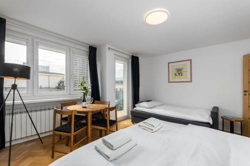 Un dormitorio con una cama y una mesa con escritorio. en Apartament Jasna by Your Freedom, en Varsovia