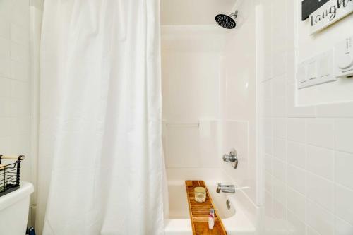 Bilik mandi di Pet-Friendly Cabin with Hot Tub in Pocono Lake!