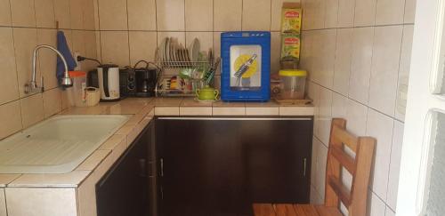 una cocina con fregadero y encimera con aaucet en Expresso Hostel, en Sucre