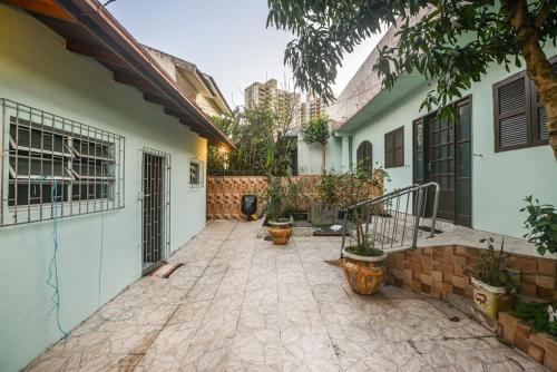 a courtyard of a house with potted plants at Rental Florianópolis - Acomodações Residenciais in Florianópolis