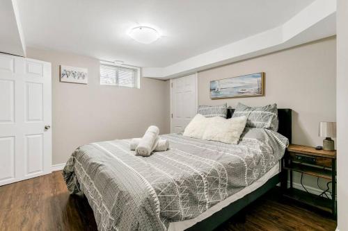 Giường trong phòng chung tại Lakeside Retreat near Toronto
