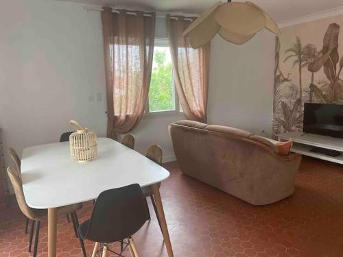 - un salon avec un canapé et une table dans l'établissement Torreilles-Casa terracota-proche plage -festival port le Barcares, à Torreilles