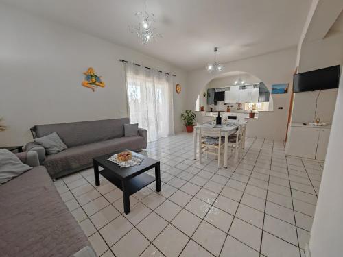 Zingarello的住宿－Villa Playa Paradise，客厅配有沙发和桌子