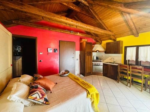 1 dormitorio con 1 cama grande y cocina en Nel cuore di Saint Vincent, en Saint Vincent