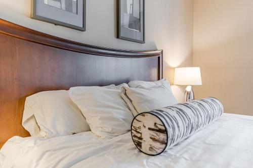 a bed with a wooden head board and white pillows at Quite in Nature in Edgar