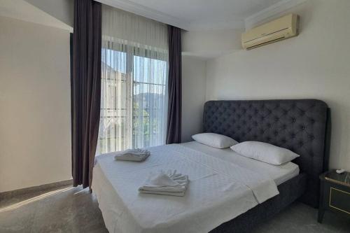 Un dormitorio con una cama grande con toallas. en Dalyan Villa Saki, en Dalyan