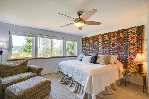 ein Schlafzimmer mit einem Bett und einem Deckenventilator in der Unterkunft Hoodsport Vacation Rental with Deck and Canal Views! in Hoodsport