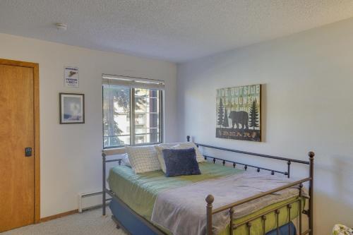 une chambre avec un lit et une fenêtre dans l'établissement Mountainside Paradise Ski-InandSki-Out Resort Condo, à Brian Head