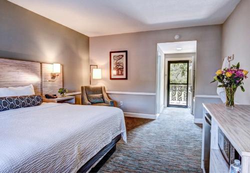 ein Hotelzimmer mit einem Bett und einem Stuhl in der Unterkunft Best Western Sea Island Inn in Beaufort