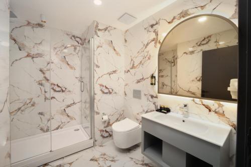 Ένα μπάνιο στο Second Suit Hotel