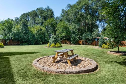 a picnic table in the middle of a lawn at Best Western Plus Springfield Airport Inn in Springfield