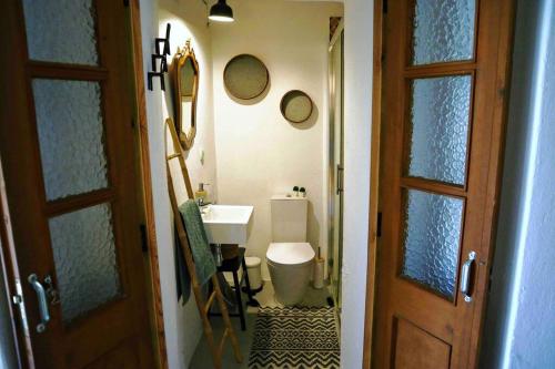 łazienka z umywalką, toaletą i drzwiami w obiekcie Sopas e Descanso w mieście Grândola