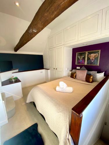 Gambar di galeri bagi Farmhouse Retreat with Hot Tub, Pool, Horses, Games Room, Free Car Park, Only 45 min from Oxford Circus di Stapleford Tawney