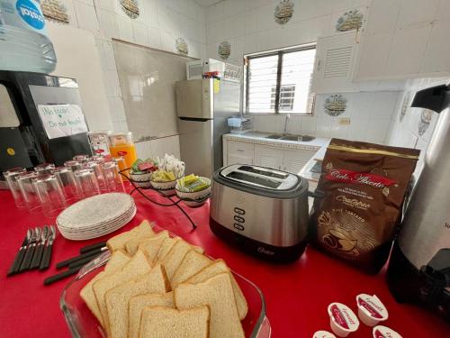 una cucina con un tavolo con il pane e una pentola a cottura lenta di BALAM Playa - 15Th Ave a Playa del Carmen