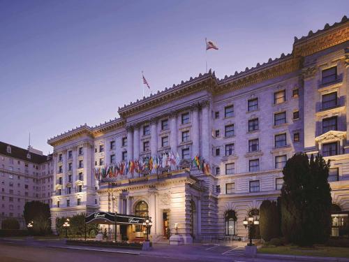 舊金山的住宿－舊金山費爾蒙特酒店，一座大建筑,上面有旗帜