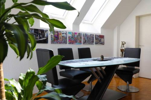 einen Konferenzraum mit einem Tisch und Stühlen in der Unterkunft Modern luxury duplex in Düsseldorf-Benrath in Düsseldorf