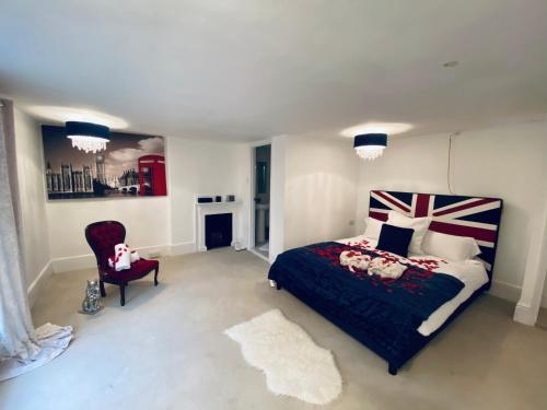 Gambar di galeri bagi Farmhouse Retreat with Hot Tub, Pool, Horses, Games Room, Free Car Park, Only 45 min from Oxford Circus di Stapleford Tawney