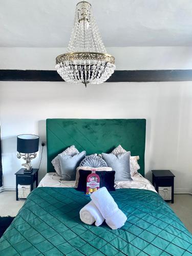 Gambar di galeri bagi Farmhouse Retreat with Hot Tub, Pool, Horses, Games Room, Free Car Park, Only 45 min from Oxford Circus di Stapleford Tawney