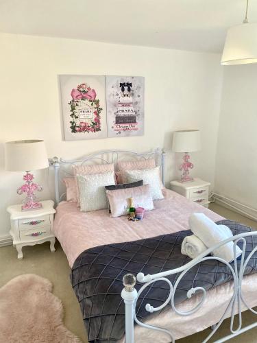 Gambar di galeri bagi Farmhouse Retreat with Hot Tub, Pool, Horses, Games Room, Free Car Park, Only 45 min from Oxford Circus di Stapleford Tawney