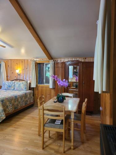 Fern River Resort في Felton: غرفة مع طاولة وغرفة نوم مع سرير