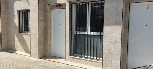 duas portas do lado de um edifício em Precioso apartamento de diseño para 4-6 personas VT-55212-V em Valência
