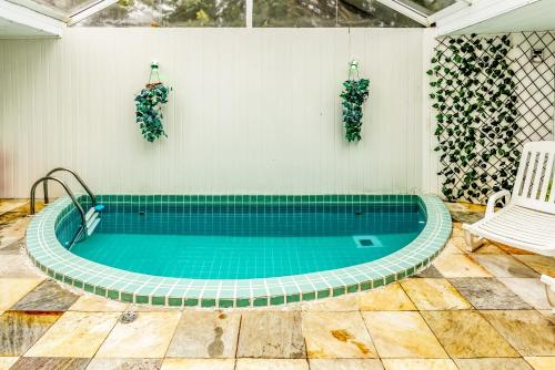 una piscina en medio de una habitación en Pousada Parque das Flores, en Campos do Jordão