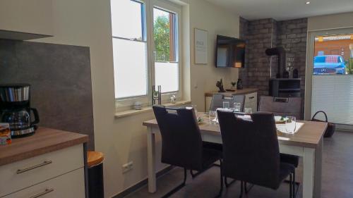 a kitchen with a table and chairs in a room at Premiumhaus Hygge in Hasselfelde