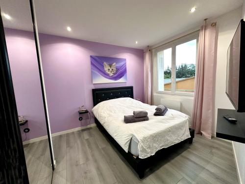 Dormitorio púrpura con cama y ventana en Los Angeles en Villeurbanne