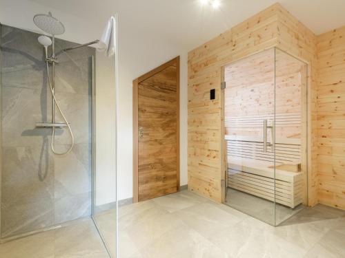 uma casa de banho com um chuveiro e uma cabina de duche em vidro. em Aquarius Haus 7 TOP 16 em Sankt Lorenzen ob Murau