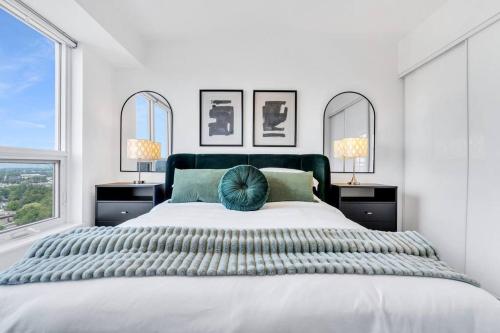 Un pat sau paturi într-o cameră la Views & Comfort: Your Perfect Long Stay Condo