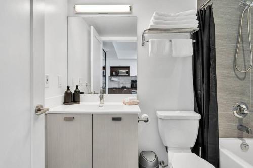 Ένα μπάνιο στο Views & Comfort: Your Perfect Long Stay Condo