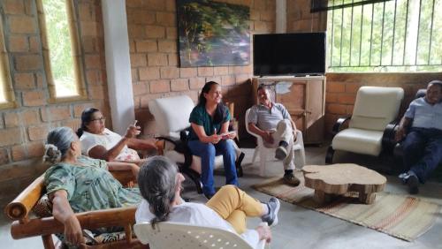 a group of people sitting in a room at Pinar del Rio Eco Habitación Madera in San Agustín