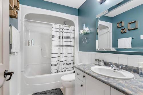 La salle de bains est pourvue d'un lavabo, de toilettes et d'un miroir. dans l'établissement Fun & Cozy Retreat: Nature & Games, à Trenton