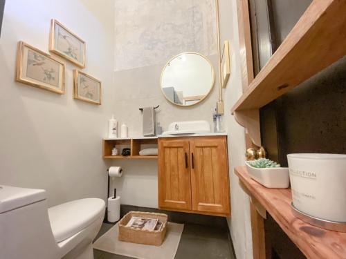 een kleine badkamer met een toilet en een spiegel bij Casa Ibarra in Acámbaro