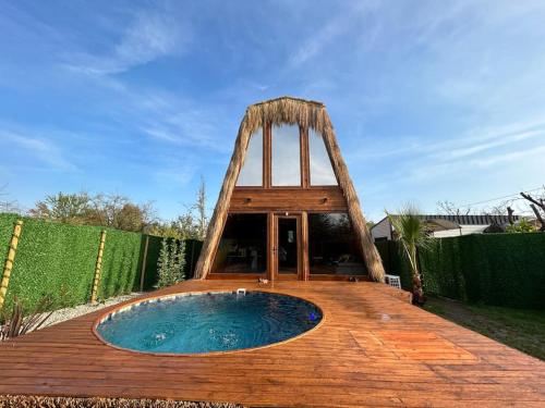 a small pool on a wooden deck with a wooden structure at Doa Bungalov & Tiny House in Sapanca