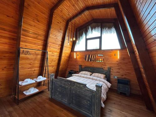 a bedroom with a bed in a wooden cabin at Doa Bungalov & Tiny House in Sapanca