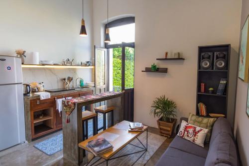 uma cozinha e sala de estar com um sofá e uma mesa em Casa Ibarra em Acámbaro