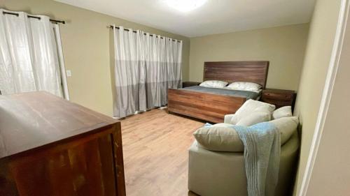 1 dormitorio con 1 cama, 1 sofá, 1 cama y 1 sofá en House with classy ceiling, en Auburn