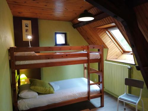 1 dormitorio con 2 literas en un ático en Gîte Brécé, 5 pièces, 8 personnes - FR-1-600-159, en Brécé