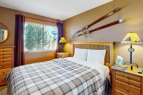 um quarto com uma cama grande e uma janela em View Condo at Northstar em Truckee